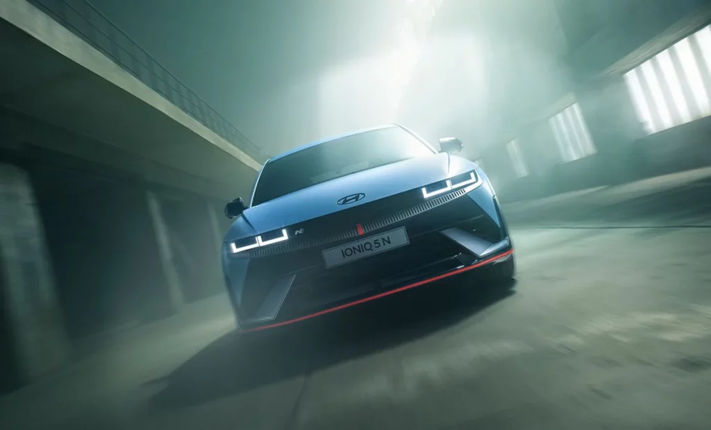 Hyundai IONIQ 5 N i matt ljusblå färg i industriell miljö