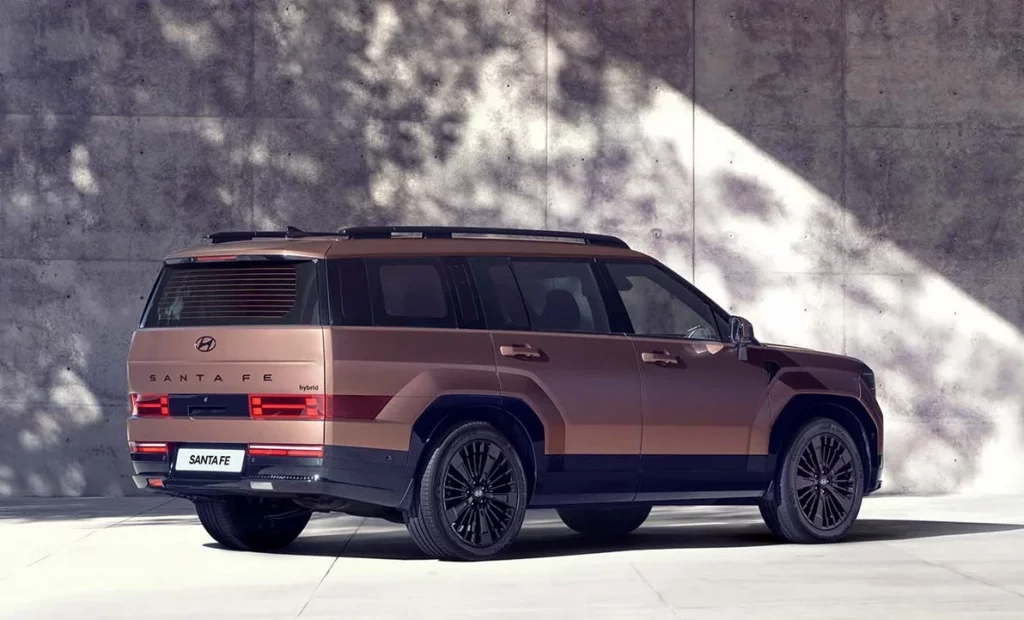 Helt nya SANTA FE Plug-in Hybrid i kopparfärg sedd snett bakifrån