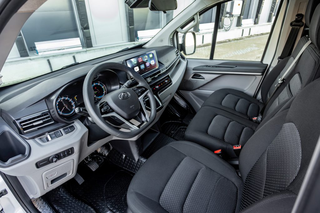 Maxus e-Deliver 7 interiörbild av hytt med tre säten
