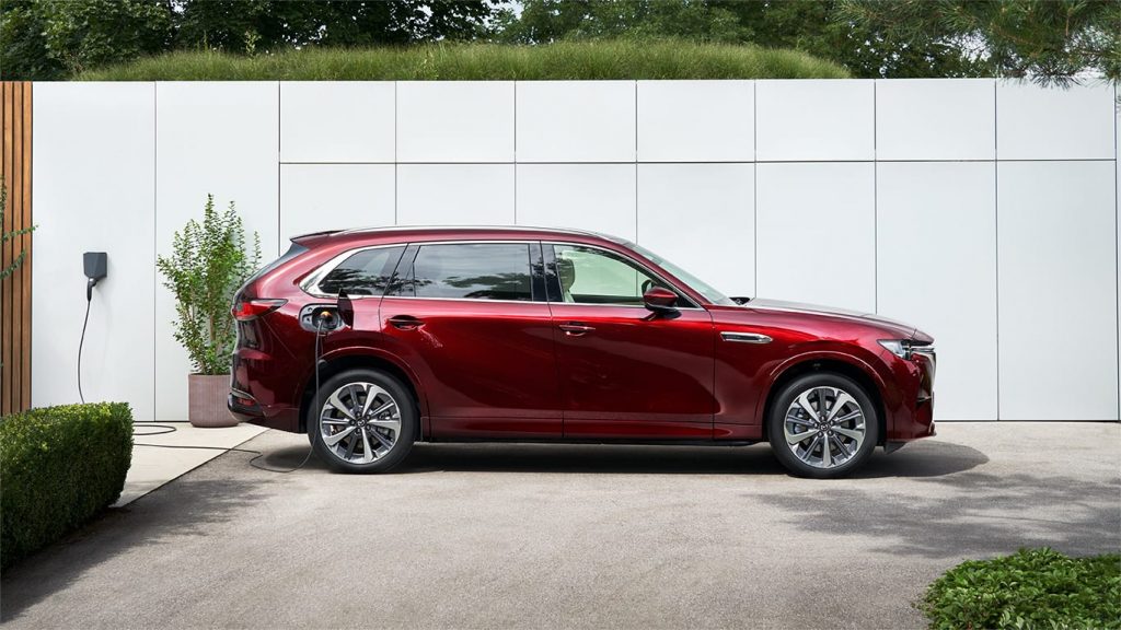 Mazda CX-80 i färgen Artisan red inkopplad i laddbox