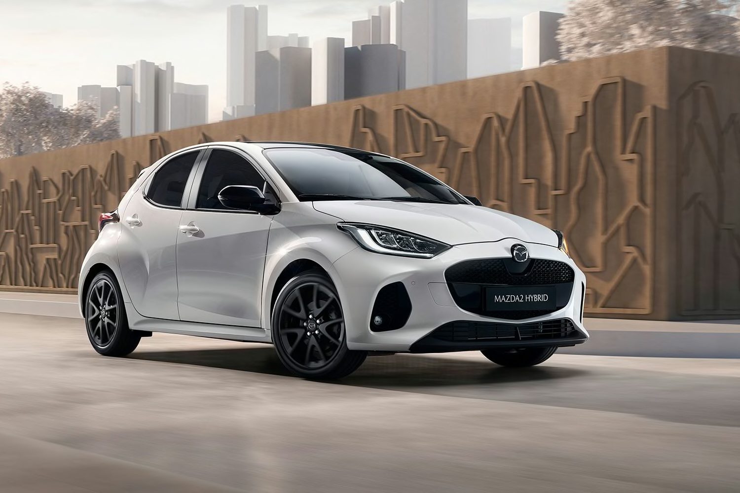 Mada 2 Hybrid 2024 i vit metallic med svarta fälgar