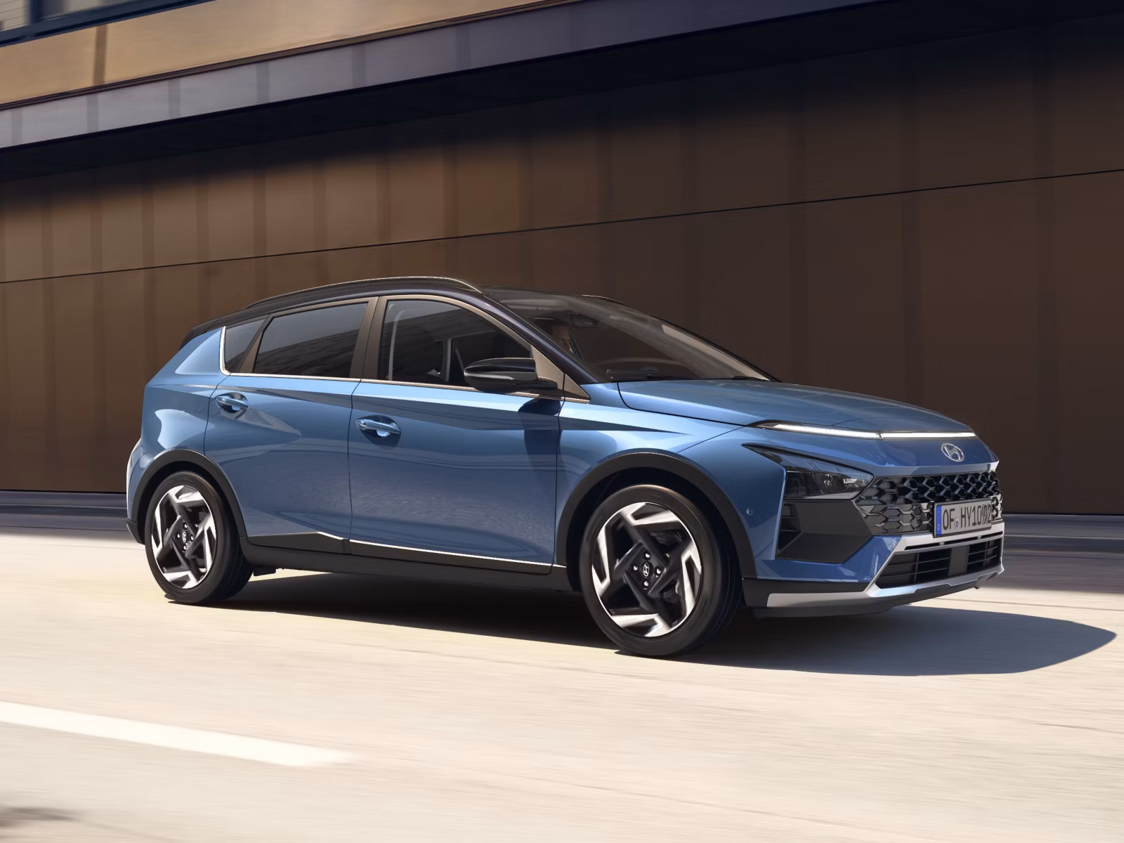 Nya Hyundai BAYON parkerad på väg