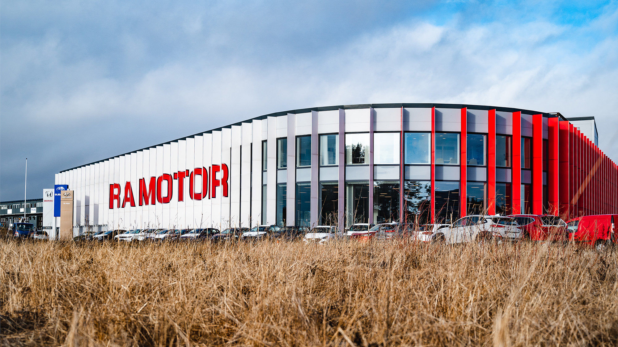 RA Motor i Uppsala - Fasad sett från infarten till Uppsala