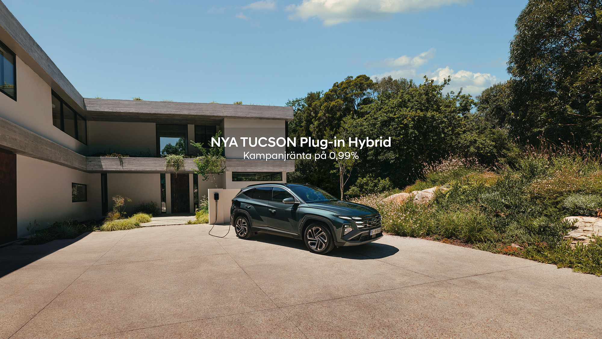 Hyundai Tucson Phev laddar utanför ett hus