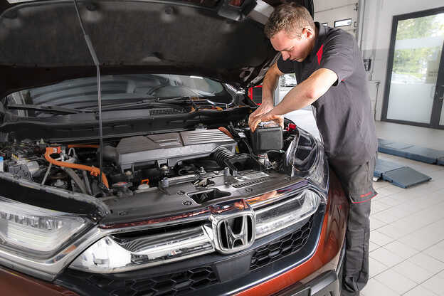 Honda basservice - mekaniker ta bort luftfiltret från en Honda CR-V