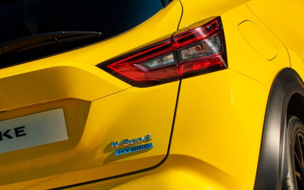 Nissan Juke Hybrid N-Sport i gul färg